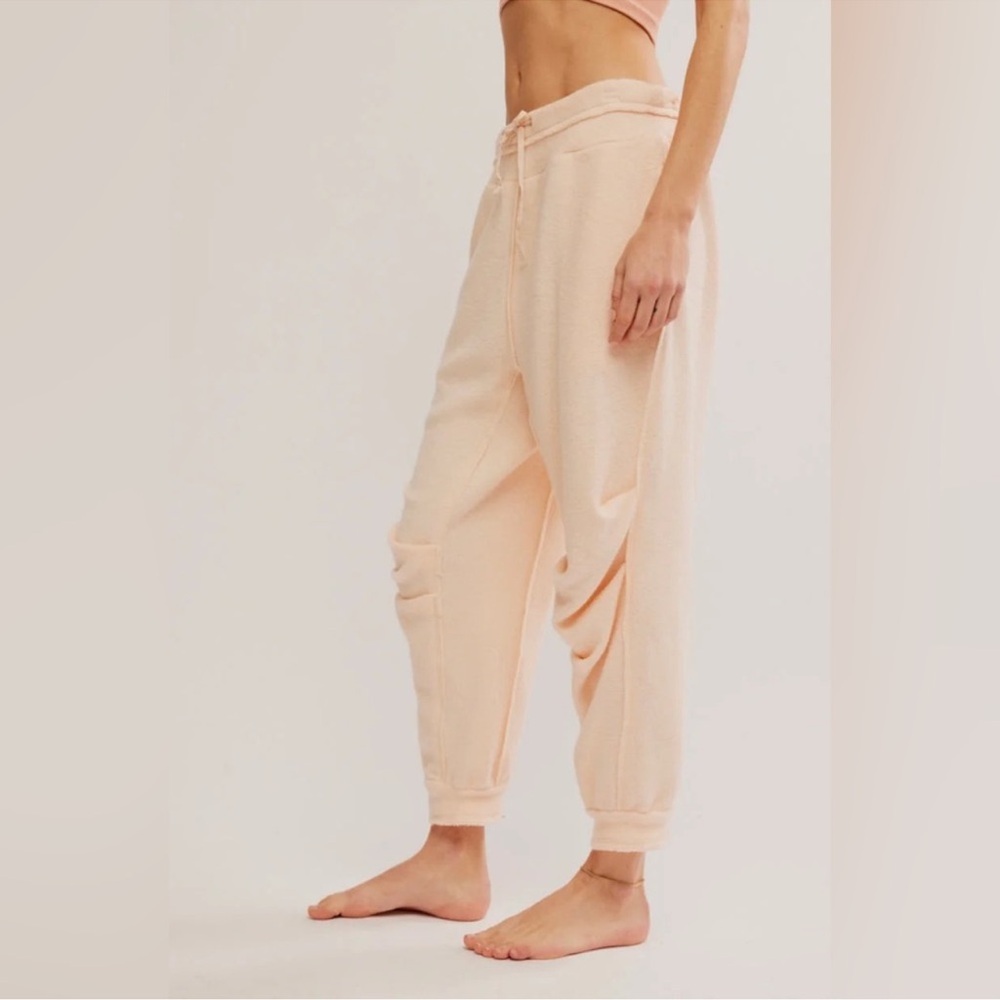 NWT FREE PEOPLE DAY OFF FLEECE JOGGERS - TENDER PEACH - Picture 2 of 4